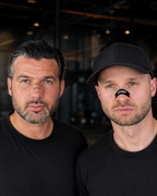 OxyCourt nasal strips i svart och clear bredvid varandra